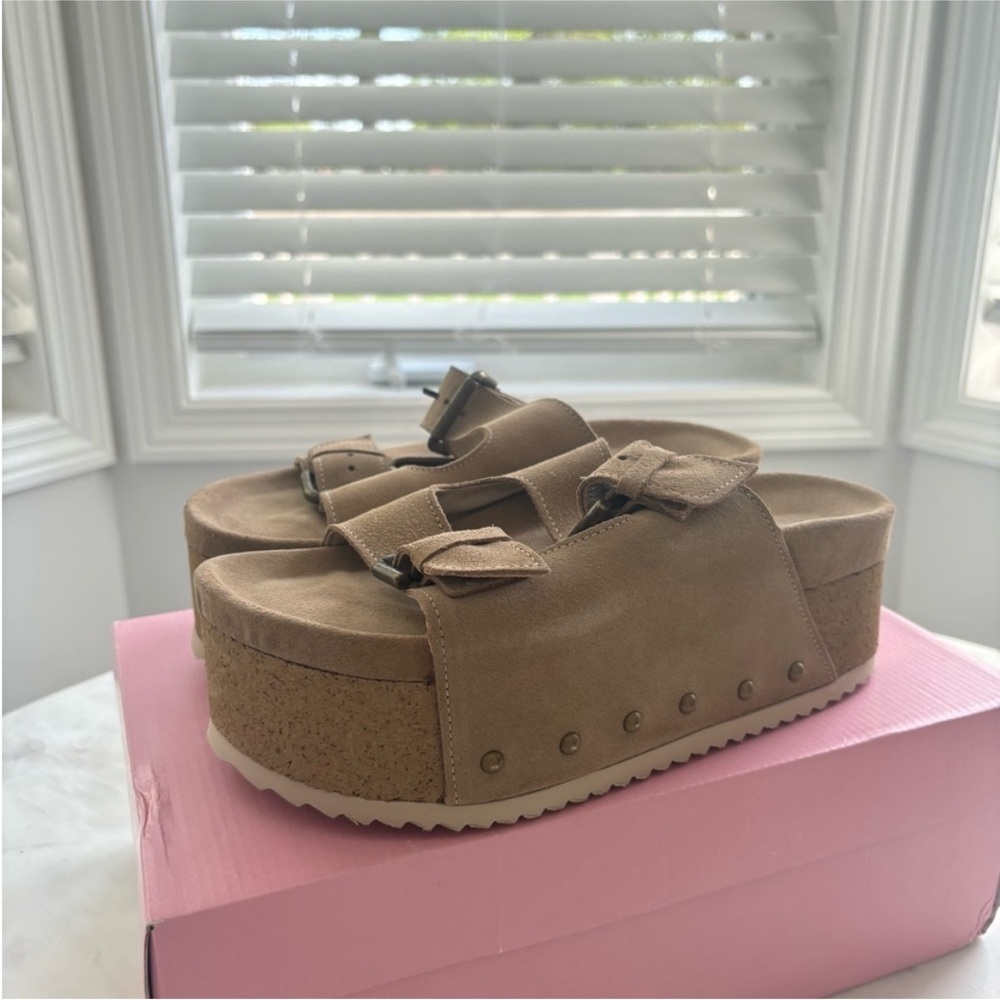 EUC. Size 8. Tan Platform Sandals with Buckle Detail.  Sexy. Cute. Comfortable - Picture 3 of 9